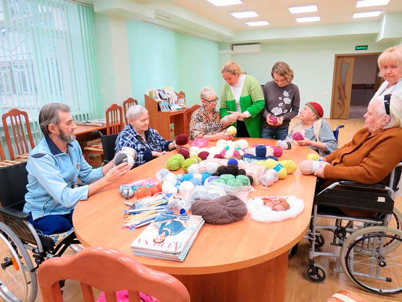 Волонтеры для пожилых. Севастопольский дом интернат для престарелых и инвалидов. Дом престарелых Северск Виола. Мастер класс для пожилых. Мастер классы для пожилых.